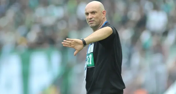 Persebaya Tutup Musim dengan Pesta Gol, Bernardo Tavares Bangga Rekor Clean Sheet Beruntun
