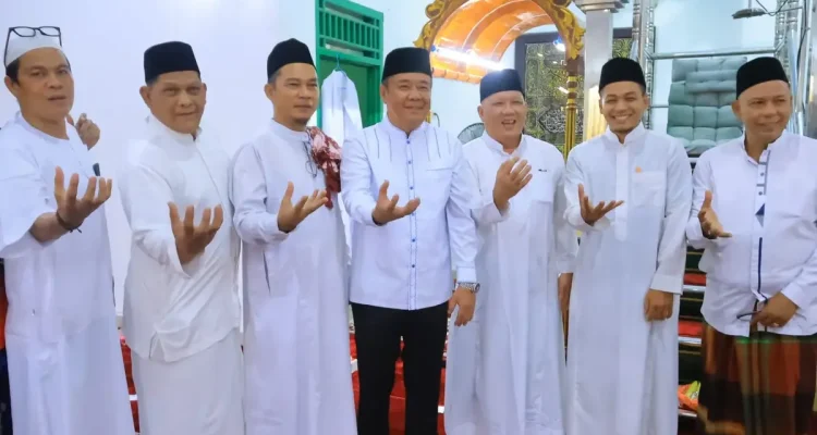 Wagub Sumsel Cik Ujang Safari Jumat di Masjid Al-Ikhlas, Salurkan Bantuan dan Siapkan Hewan Kurban