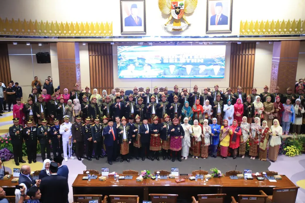 Gubernur Herman Deru dan Wagub Cik Ujang mengajak seluruh elemen masyarakat bersatu membangun Sumsel dalam peringatan HUT ke-80 Provinsi Sumatera Selatan di DPRD Sumsel.