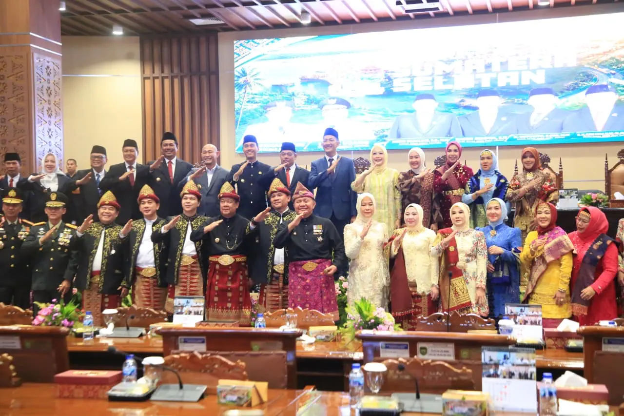 Gubernur Herman Deru dan Wagub Cik Ujang mengajak seluruh elemen masyarakat bersatu membangun Sumsel dalam peringatan HUT ke-80 Provinsi Sumatera Selatan di DPRD Sumsel.