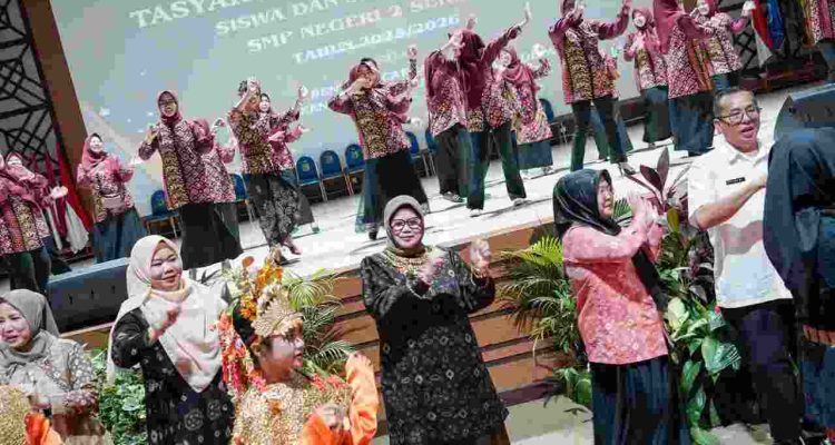 Ketua PKK Muba Hadiri Pelepasan Siswa SMPN 2 Sekayu Angkatan ke-47