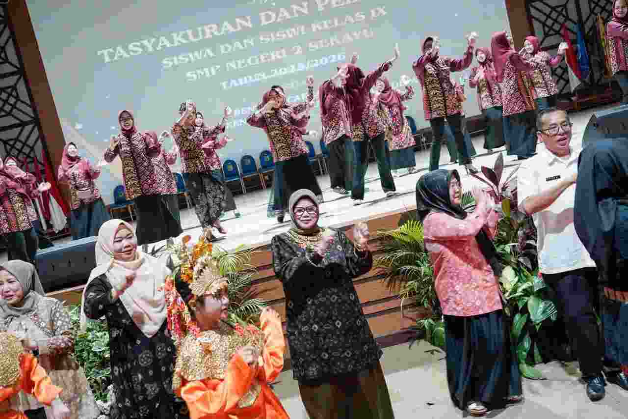 Ketua PKK Muba Hadiri Pelepasan Siswa SMPN 2 Sekayu Angkatan ke-47