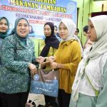 TP PKK Palembang Konsisten Tekan Stunting, Dewi Sastrani Salurkan PMT untuk Ibu Hamil Berisiko