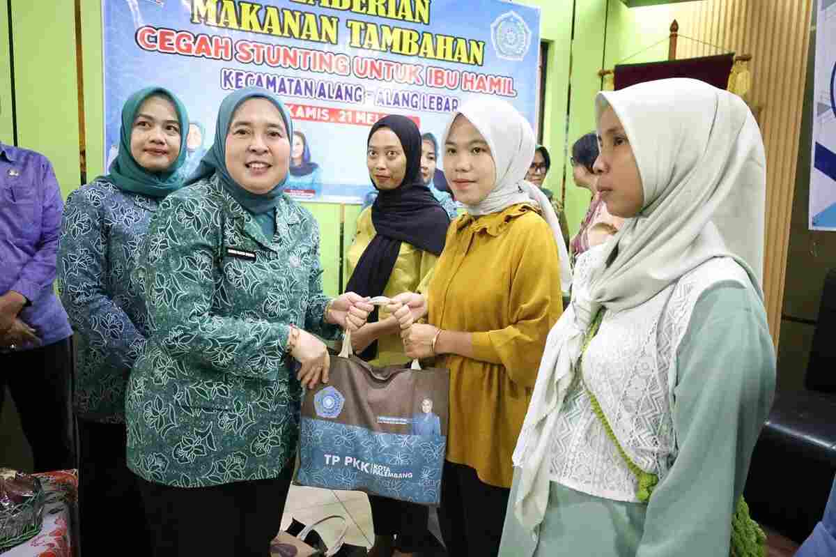TP PKK Palembang Konsisten Tekan Stunting, Dewi Sastrani Salurkan PMT untuk Ibu Hamil Berisiko