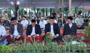 Asisten II Setda Palembang Isnaini Madani Tunaikan Salat Iduladha dan Serahkan Hewan Kurban di Masjid Darussaid