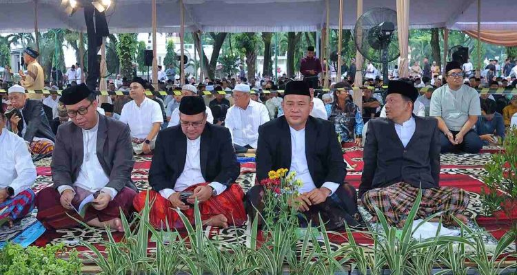 Asisten II Setda Palembang Isnaini Madani Tunaikan Salat Iduladha dan Serahkan Hewan Kurban di Masjid Darussaid