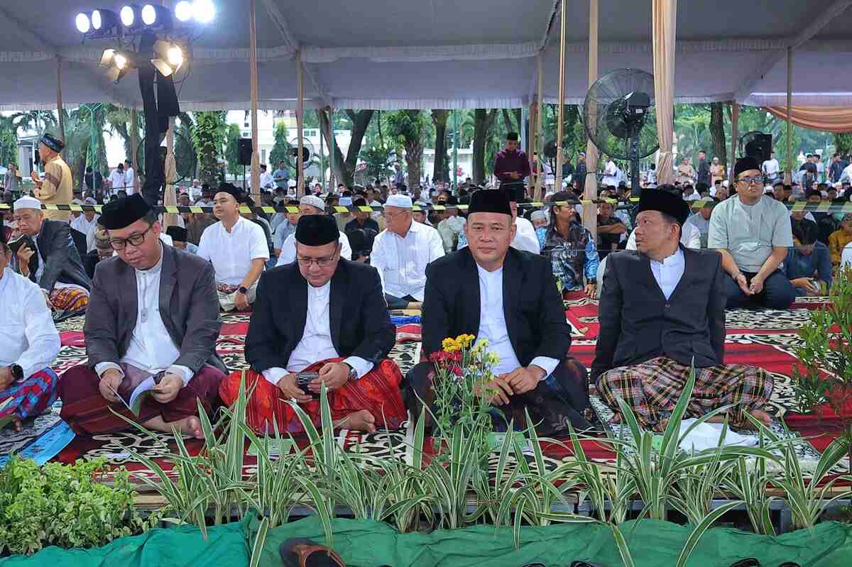 Asisten II Setda Palembang Isnaini Madani Tunaikan Salat Iduladha dan Serahkan Hewan Kurban di Masjid Darussaid