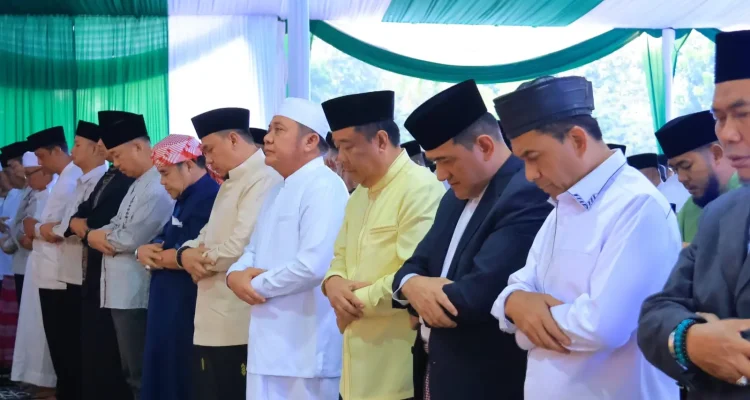 Gubernur Herman Deru Salurkan Sapi Kurban 1,3 Ton ke Masjid Agung Palembang, Tekankan Prioritas untuk Mustahik