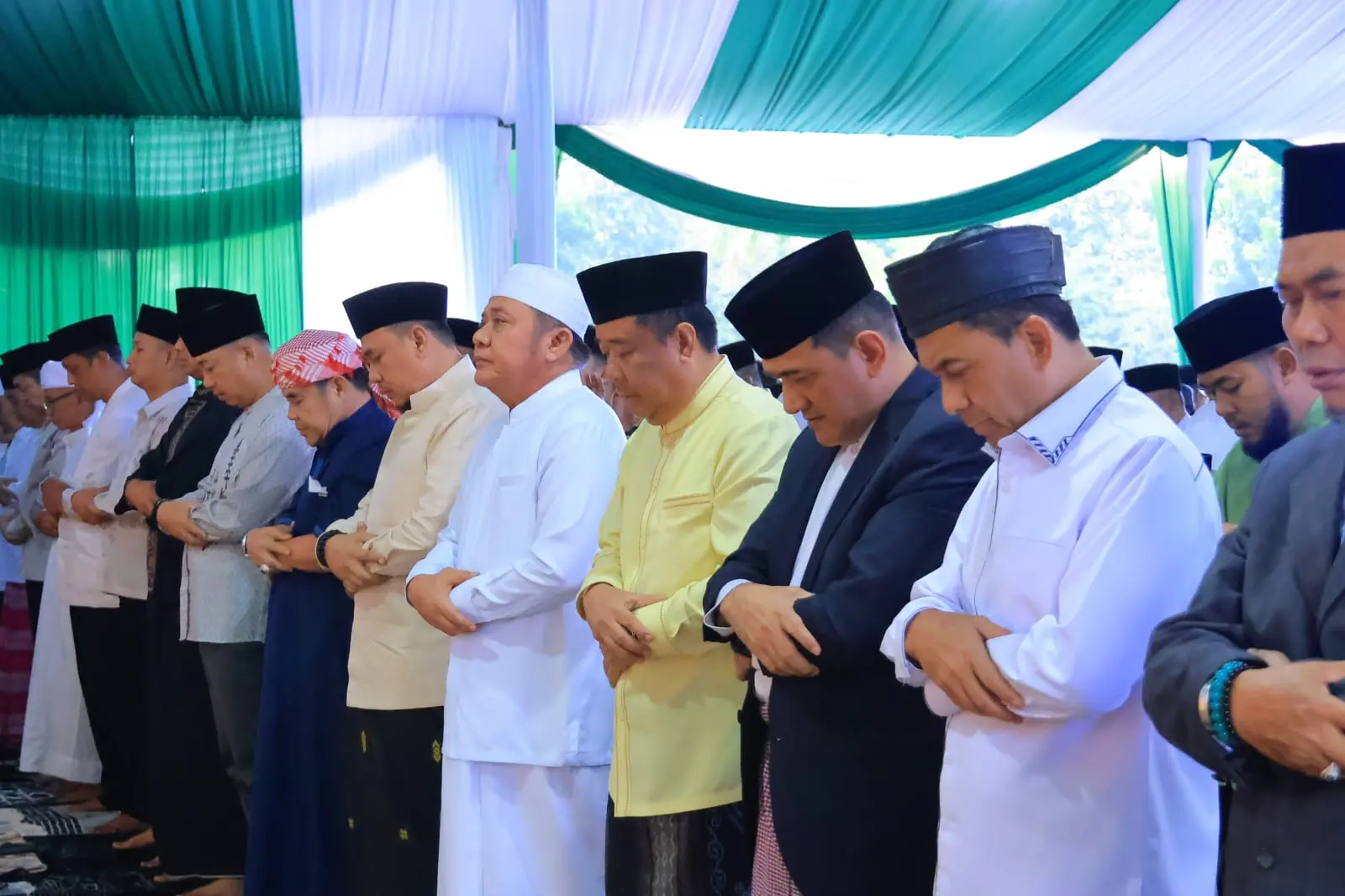 Gubernur Herman Deru Ajak Perkuat Keikhlasan dan Kepedulian Sosial saat Salat Idul Adha 1447 H di Griya Agung