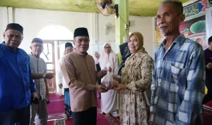 wabup-h-ardani-serahkan-daging-qurban-dalam-beruma-meranjat-wisata-religi-syiar-qurban-2026 Wabup Ardani Bersama Kajari Ogan Ilir Serahkan Daging Kurban di Meranjat