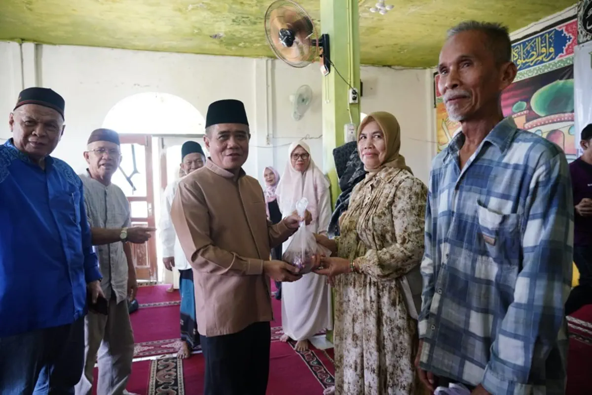 Wabup Ardani Bersama Kajari Ogan Ilir Serahkan Daging Kurban di Meranjat