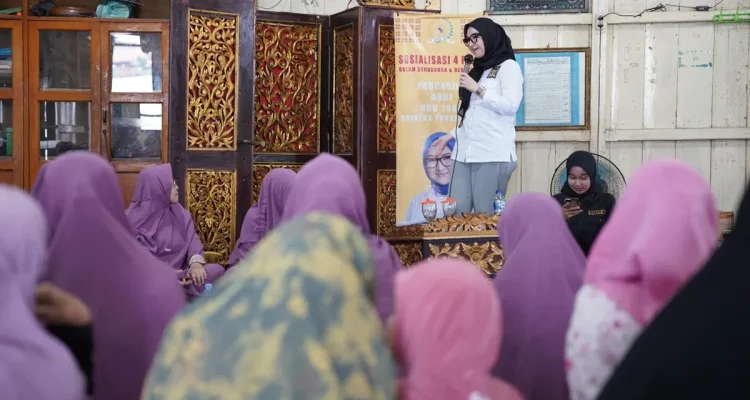 Amaliah Sobli Sosialisasikan 4 Pilar MPR RI di Palembang, Sekaligus Serahkan Bantuan Hadroh untuk Emak-Emak 30 Ilir
