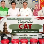 Pengusaha Advertising Sumsel Donasikan Cat untuk Percantik Trotoar Palembang Jelang HUT Kota ke-1342