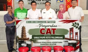 Pengusaha Advertising Sumsel Donasikan Cat untuk Percantik Trotoar Palembang Jelang HUT Kota ke-1342
