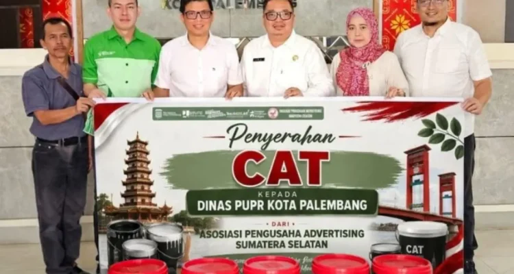 Pengusaha Advertising Sumsel Donasikan Cat untuk Percantik Trotoar Palembang Jelang HUT Kota ke-1342