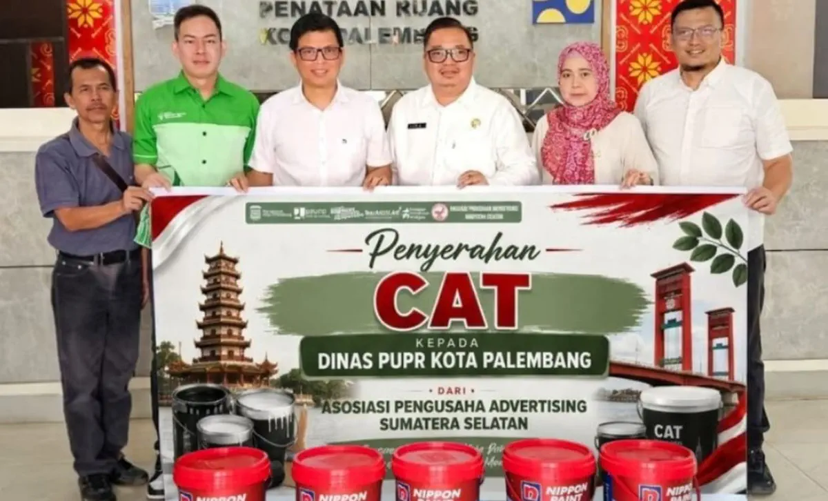 Pengusaha Advertising Sumsel Donasikan Cat untuk Percantik Trotoar Palembang Jelang HUT Kota ke-1342