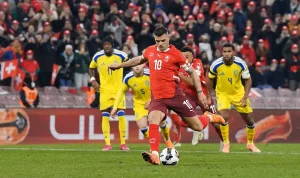 Granit-Xhaka-taking-a-penalty-for-Switzerland-in-a-friendly-ahead-of-the-World-Cup-2026 Granit Xhaka Bidik Sejarah Bersama Swiss di Piala Dunia 2026: Kami Ingin Meraih Sesuatu yang Luar Biasa