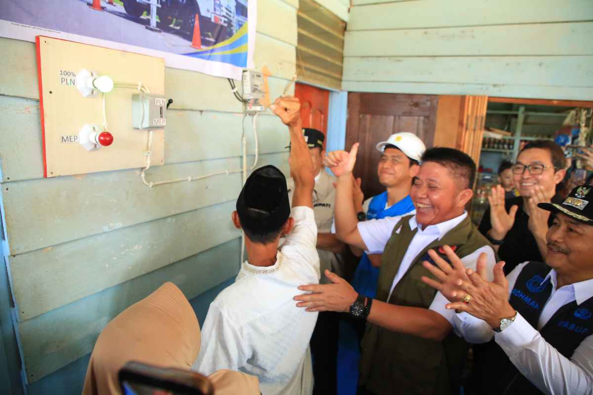 Target Terlampaui 102 Persen, Herman Deru Resmikan Migrasi Pelanggan MEP ke PLN