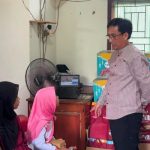 Sekretaris Perusahaan, John Roni Coyanda, M.Si, saat berbincang bersama anak yatim di Desa Talang Buluh. Foto : Istimewa