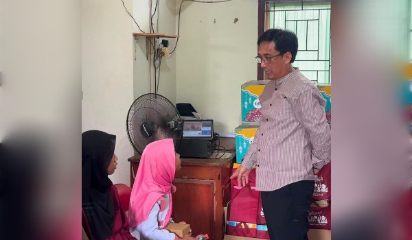 Sekretaris Perusahaan, John Roni Coyanda, M.Si, saat berbincang bersama anak yatim di Desa Talang Buluh. Foto : Istimewa