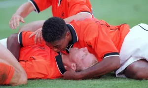 Onderwerp-Subject-Holland-Argentina-2-1-World-Cup-1998-Seizoen-Season-1997-1998-1998-1999-FOTO-PHOTO-Holland-s-Pa Gol Ajaib Piala Dunia: Mahakarya Dennis Bergkamp yang Membungkam Argentina di Marseille