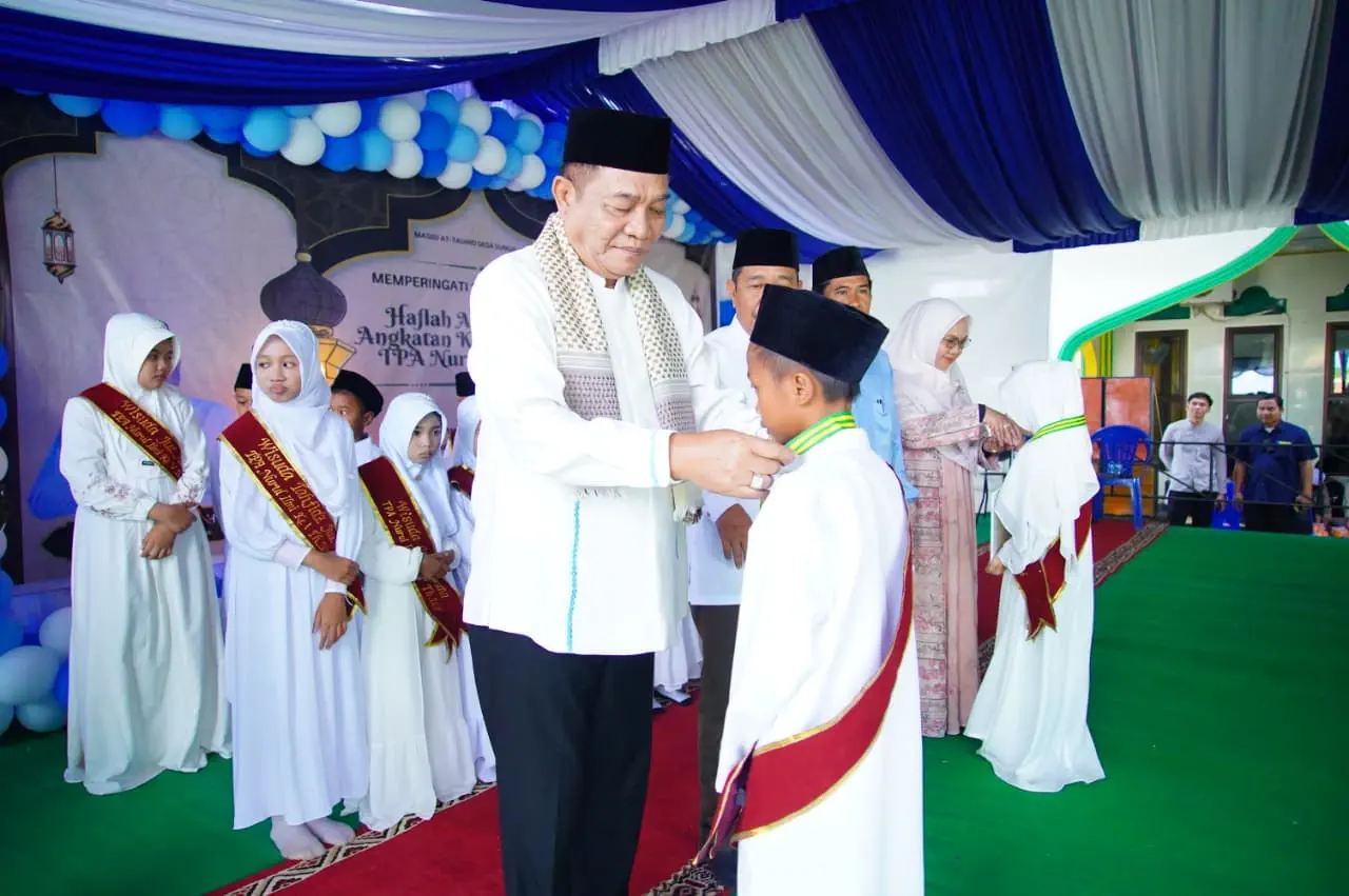 Haru dan Bangga! Bupati Toha Teken Langsung Sertifikat Santri Khatam 30 Juz di Sungai Angit