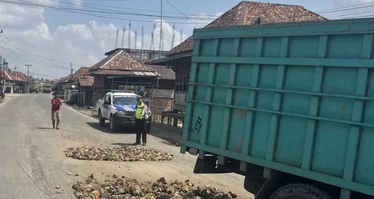 Gotong Royong Perbaiki Jalan Nasional di Sanga Desa, Bupati Toha Dorong Kolaborasi Percepat Penanganan Infrastruktur