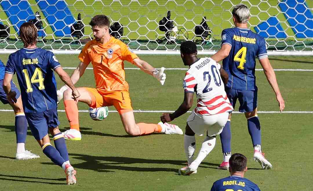 Amerika Serikat Tumbangkan Bosnia 2-0 Meski Bermain dengan 10 Orang, Melaju ke 16 Besar Piala Dunia 2026