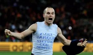 Andres-Iniesta-celebrates-scoring-for-Spain-in-the-South-Africa-2010-final Final Piala Dunia dalam Angka: Rekor Mbappe, Messi Kejar Cafu, hingga Gol Kilat Johan Neeskens