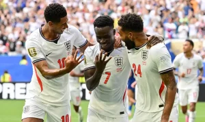 Bukayo-Saka-of-England-celebrates-scoring-a-penalty-with-teammate-Jude-Bellingham-L-and-Reece-James-during-the-bronze-final-match-between-France-and-England Bukayo Saka Cetak Sejarah, Inggris Tutup Piala Dunia 2026 dengan Raih Posisi Ketiga