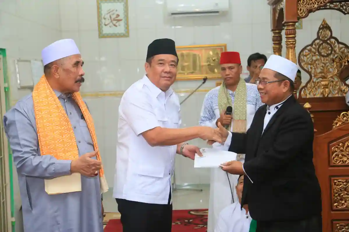Safari Jumat di Masjid Al Hikmah, Cik Ujang Apresiasi Kekompakan Warga Srimulya