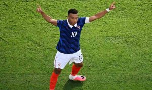 Kylian-Mbappe-celebrates-scoring-his-team-s-third-goal-during-the-2026-World-Cup-round-of-32-football-match-between-France-and-Sweden (1) Mbappe Salip Messi di Perburuan Sepatu Emas, Haaland dan Meksiko Antar Timnya ke Babak 16 Besar