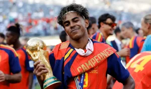 Lamine-Yamal-of-Spain-celebrates-the-World-Cup-victory-with-the-trophy-on-July-19-2026 Lamine Yamal Masuk Daftar Elite, Ini Deretan Pemain Termuda yang Pernah Juara Piala Dunia