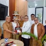 HUT ke-4 PT Tirta Sriwijaya Maju, Tebar Kepedulian Lewat Bantuan Tanaman Penghijauan dan Sembako untuk Warga Talang Kelapa