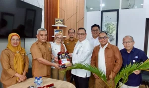 PT-TSM-HUT HUT ke-4 PT Tirta Sriwijaya Maju, Tebar Kepedulian Lewat Bantuan Tanaman Penghijauan dan Sembako untuk Warga Talang Kelapa