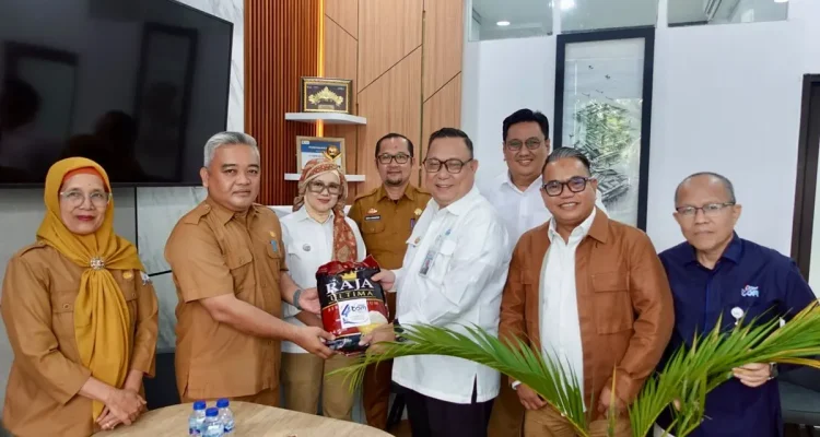 HUT ke-4 PT Tirta Sriwijaya Maju, Tebar Kepedulian Lewat Bantuan Tanaman Penghijauan dan Sembako untuk Warga Talang Kelapa
