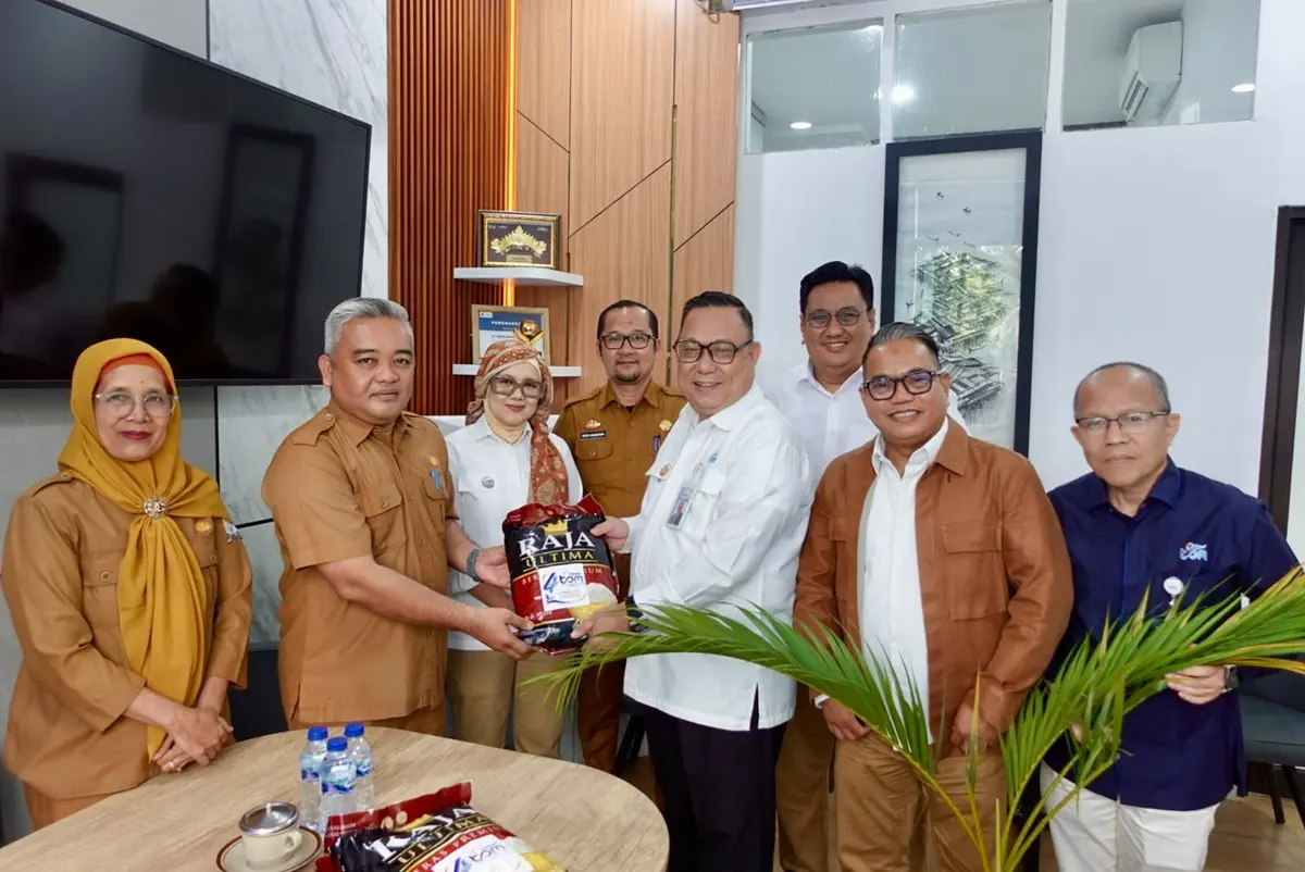 HUT ke-4 PT Tirta Sriwijaya Maju, Tebar Kepedulian Lewat Bantuan Tanaman Penghijauan dan Sembako untuk Warga Talang Kelapa