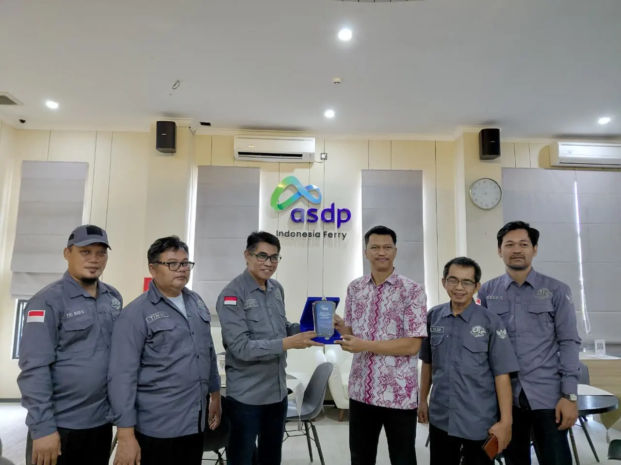 PJS Perkuat Sinergi dengan ASDP Merak, Serahkan Penghargaan atas Dukungan Munas III