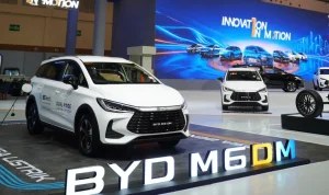BYD kembali mencuri perhatian di GIIAS 2026 dengan menghadirkan M6 DM sebagai andalannya yang me Daftar Mobil Listrik Rp200 Jutaan di GIIAS 2026, Ada Chery Q hingga BYD Atto 1