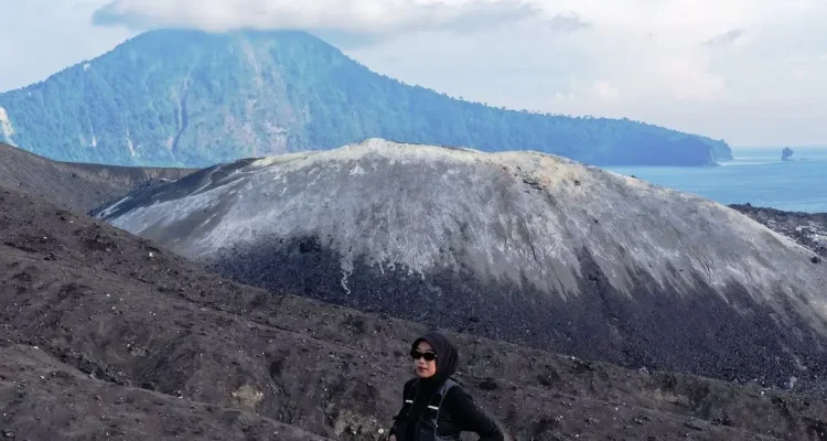 Gunung Anak Krakatau Meletus 8 Kali, Semburkan Lava Pijar, Status Masih Siaga