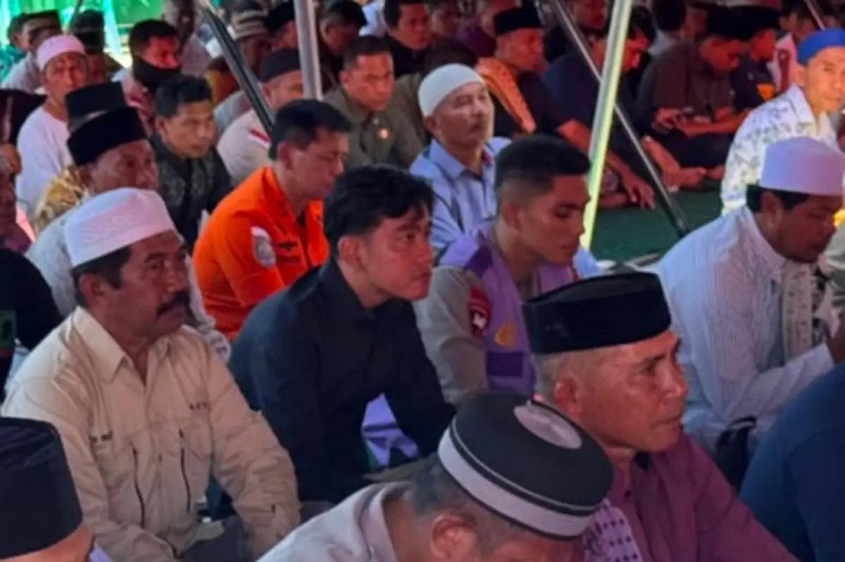 Salat Jumat Bersama Warga Terdampak Gempa, Wapres Gibran Doakan Keselamatan Masyarakat NTT