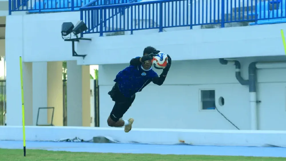 Persela Lamongan Punya Empat Kiper untuk Championship 2026/27, Bima Sakti Tekankan Kemampuan Build Up