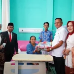 HUT ke-81 RI, Wali Kota Prabumulih Beri Bingkisan untuk Bayi yang Lahir di Hari Kemerdekaan