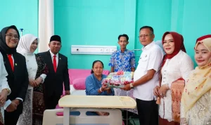HUT ke-81 RI, Wali Kota Prabumulih Beri Bingkisan untuk Bayi yang Lahir di Hari Kemerdekaan