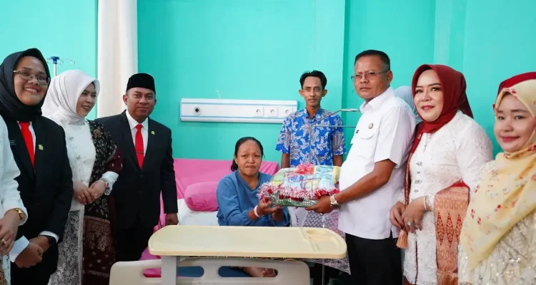 HUT ke-81 RI, Wali Kota Prabumulih Beri Bingkisan untuk Bayi yang Lahir di Hari Kemerdekaan