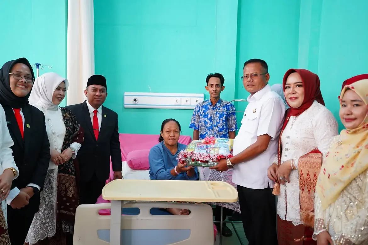 HUT ke-81 RI, Wali Kota Prabumulih Beri Bingkisan untuk Bayi yang Lahir di Hari Kemerdekaan