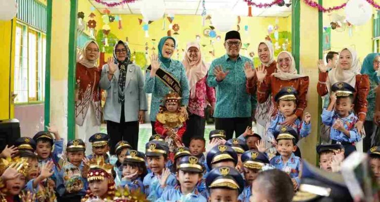Ketua TP PKK Sumsel Feby Herman Deru Tinjau PAUD Binaan dan Dorong UMKM Muara Enim