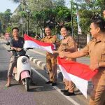 Jelang HUT ke-81 RI, Disnakertrans dan Forum HRD Muba Bagikan 81 Bendera Merah Putih