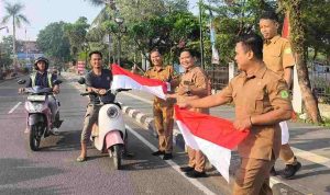 Jelang HUT ke-81 RI, Disnakertrans dan Forum HRD Muba Bagikan 81 Bendera Merah Putih