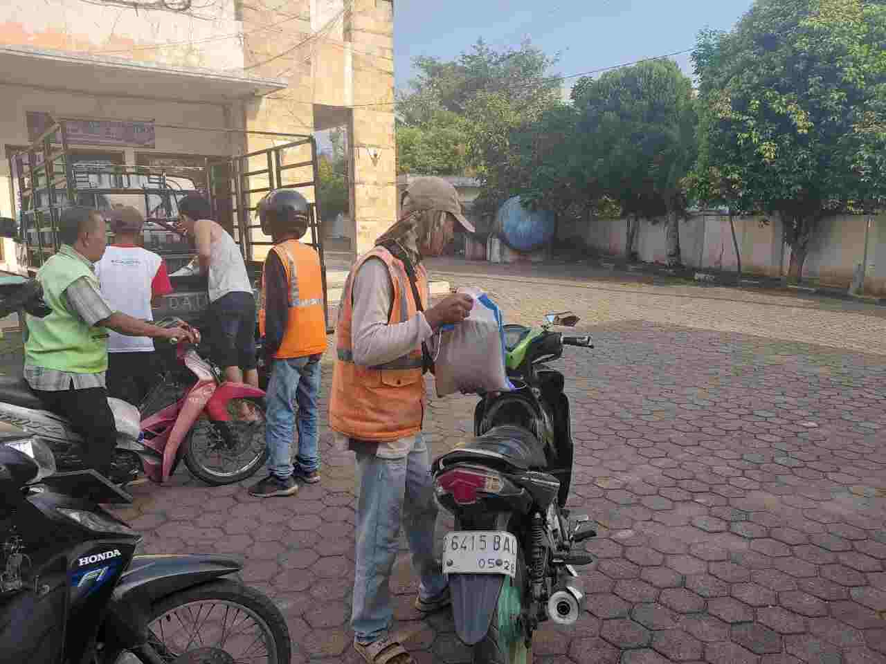 PJS Muba Bagikan Puluhan Karung Beras, Tegaskan Komitmen Pers Hadir di Tengah Masyarakat
